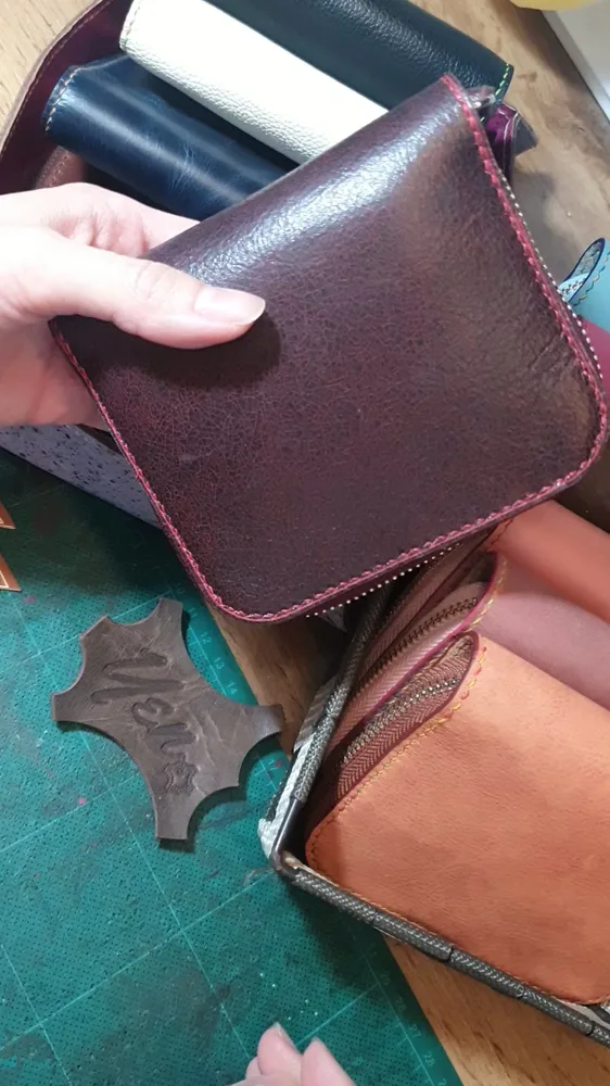 Ví zipper vuông da bóng loang đỏ đô ảnh 3