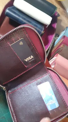 Ví zipper vuông da bóng loang đỏ đô