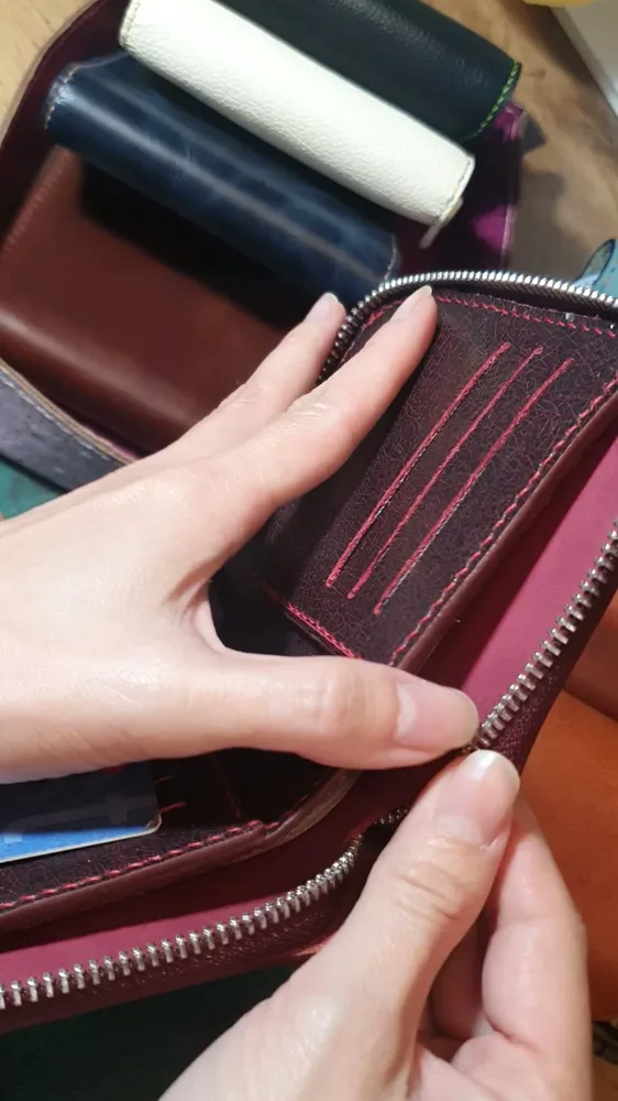 Ví zipper vuông da bóng loang đỏ đô ảnh 2