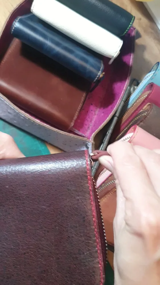 Ví zipper vuông da bóng loang đỏ đô ảnh 4