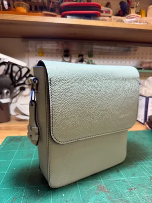 Crossbody bag đứng nắp gập xám